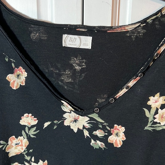 Maurice’s women’s 1 (1x), knit floral print on black, 3/4 sleeve - Picture 2 of 10